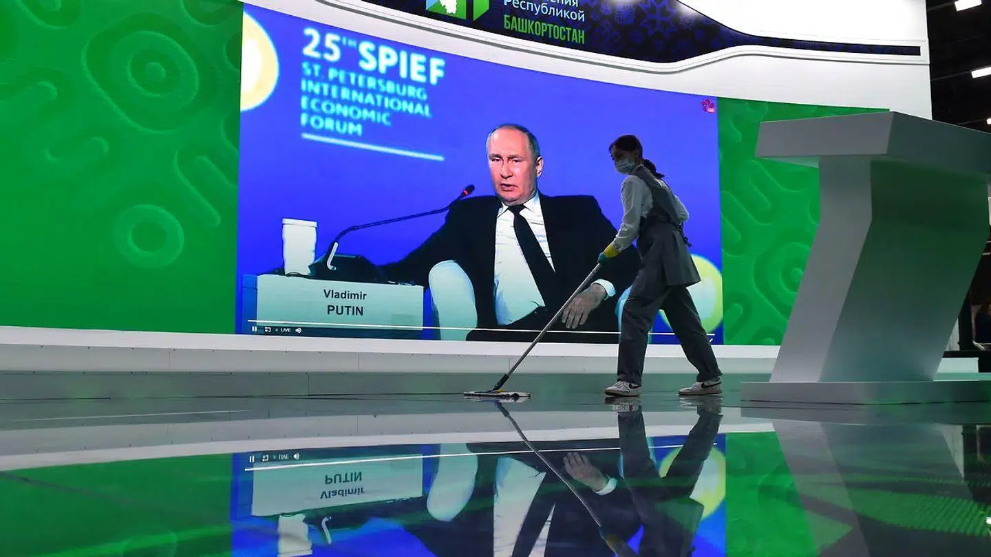 Det lykkedes til sidst den russiske præsident, Vladimir Putin, at få hul igennem, så han kunne tale fra en skærm til deltagerne på det økonomiske topmøde i Sankt Petersborg, men hackere fik forsinket talen i mere end halvanden time.