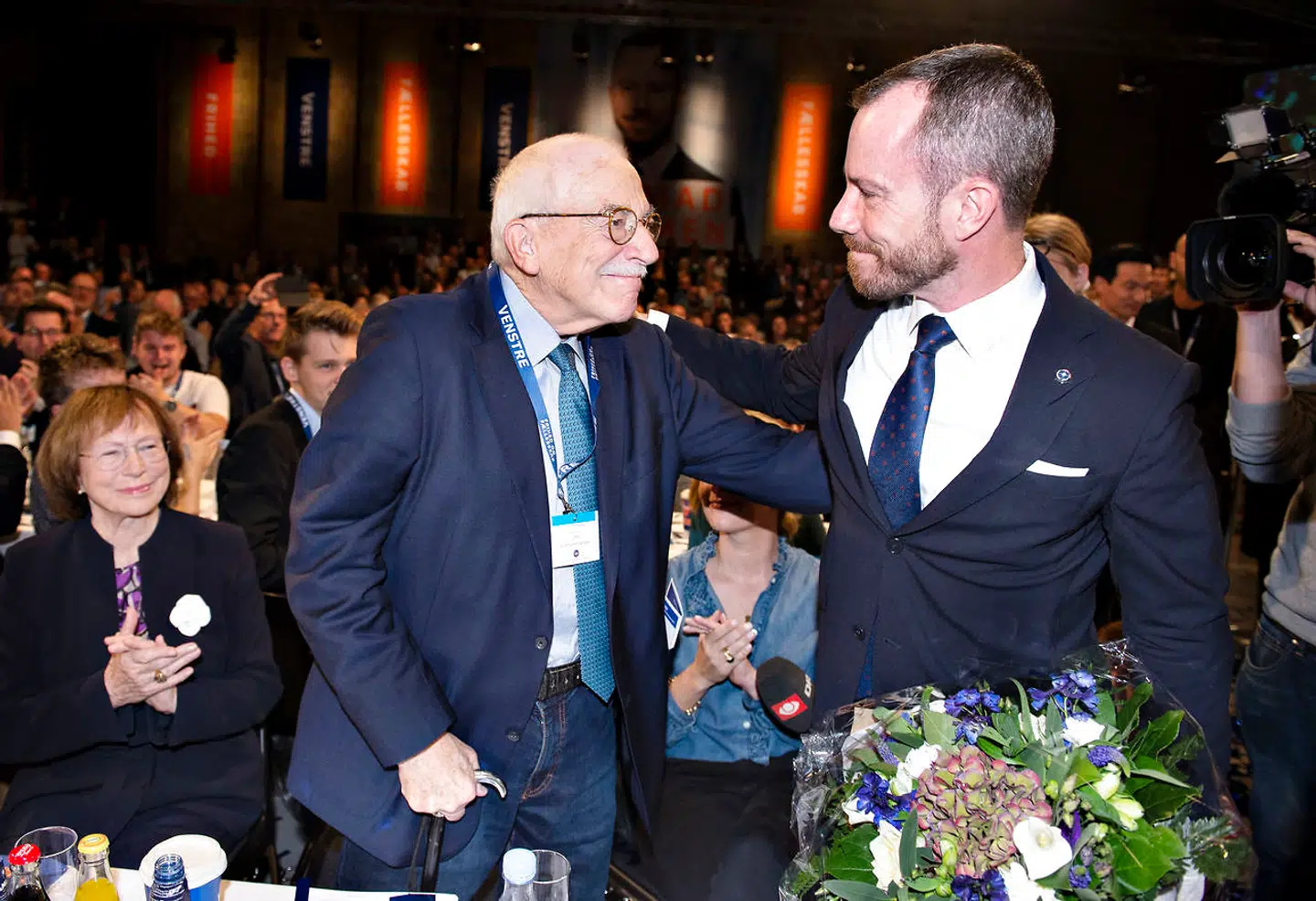 »Må vinden fylde dine sejl,« sagde Uffe Ellemann-Jensen i en videohilsen til sin søn, da han blev valgt som formand for Venstre i september 2019. Alice Vestergaard, Uffe Ellemann-Jensens hustru og Jakob Ellemann-Jensens mor, så til fra sin stol.