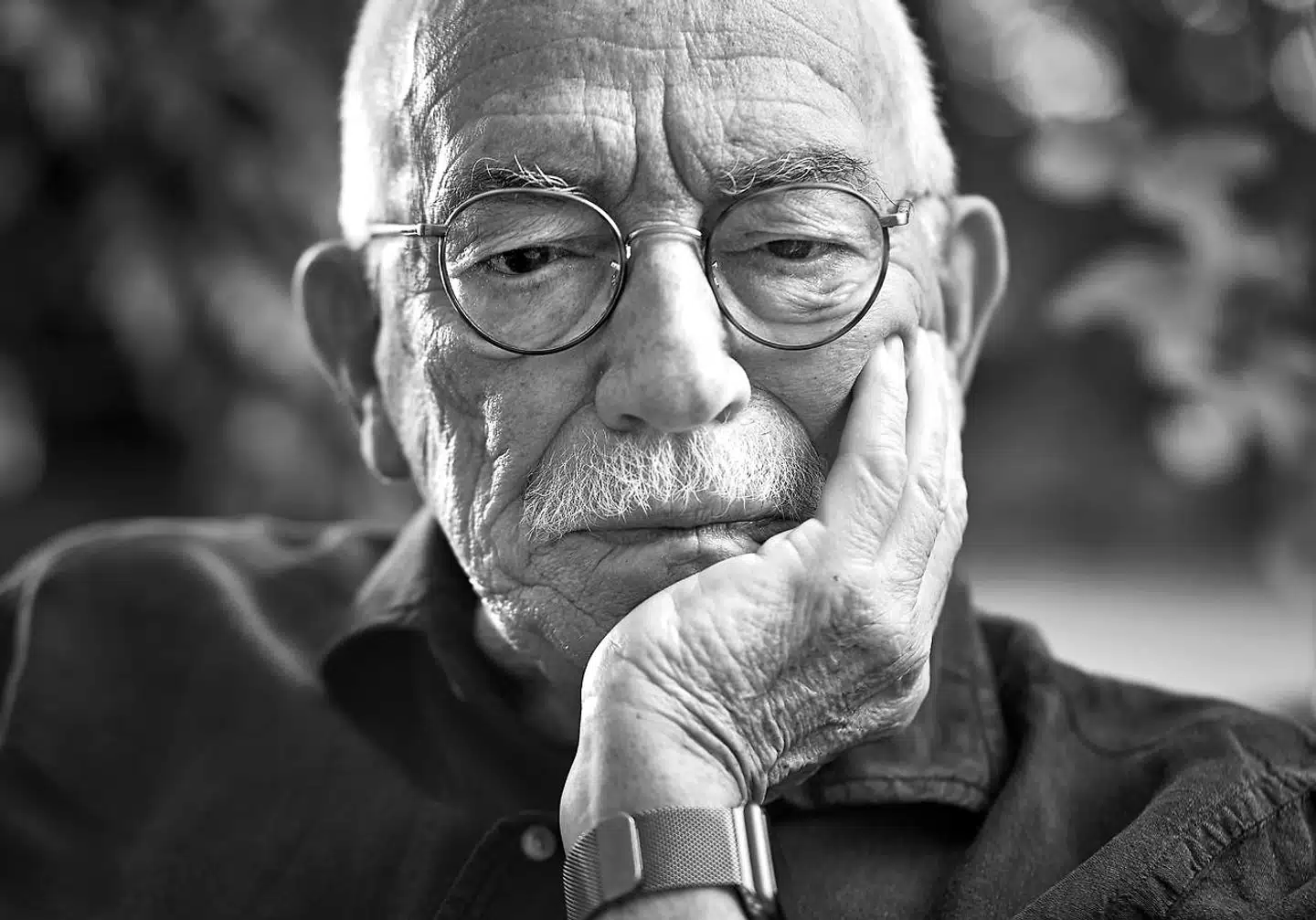 »Som politikertype var Uffe Ellemann-Jensen på mange måder af den gammeldags slags – før spindoktorernes indtog. Han var slagfærdig, til tider fræk, ledsaget af sit karakteristiske gnæggende grin,« skriver Tom Jensen i denne leder om Uffe Ellemann-Jensen.