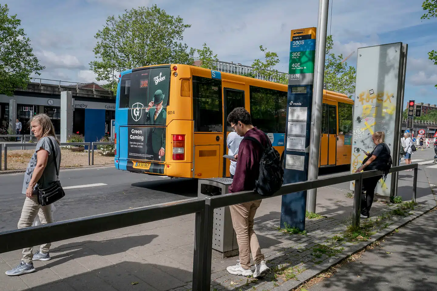 Det er reklamer som »Green Gaming« fra bettingfirmaet Mr. Green, der findes bag på busserne i Lyngby-Taarbæk Kommune, hvilket ses på billedet her. Socialdemokratiet og SF i kommunen har forsøgt at tage et opgør med disse bettingreklamer i det offentlige rum, men uden held.