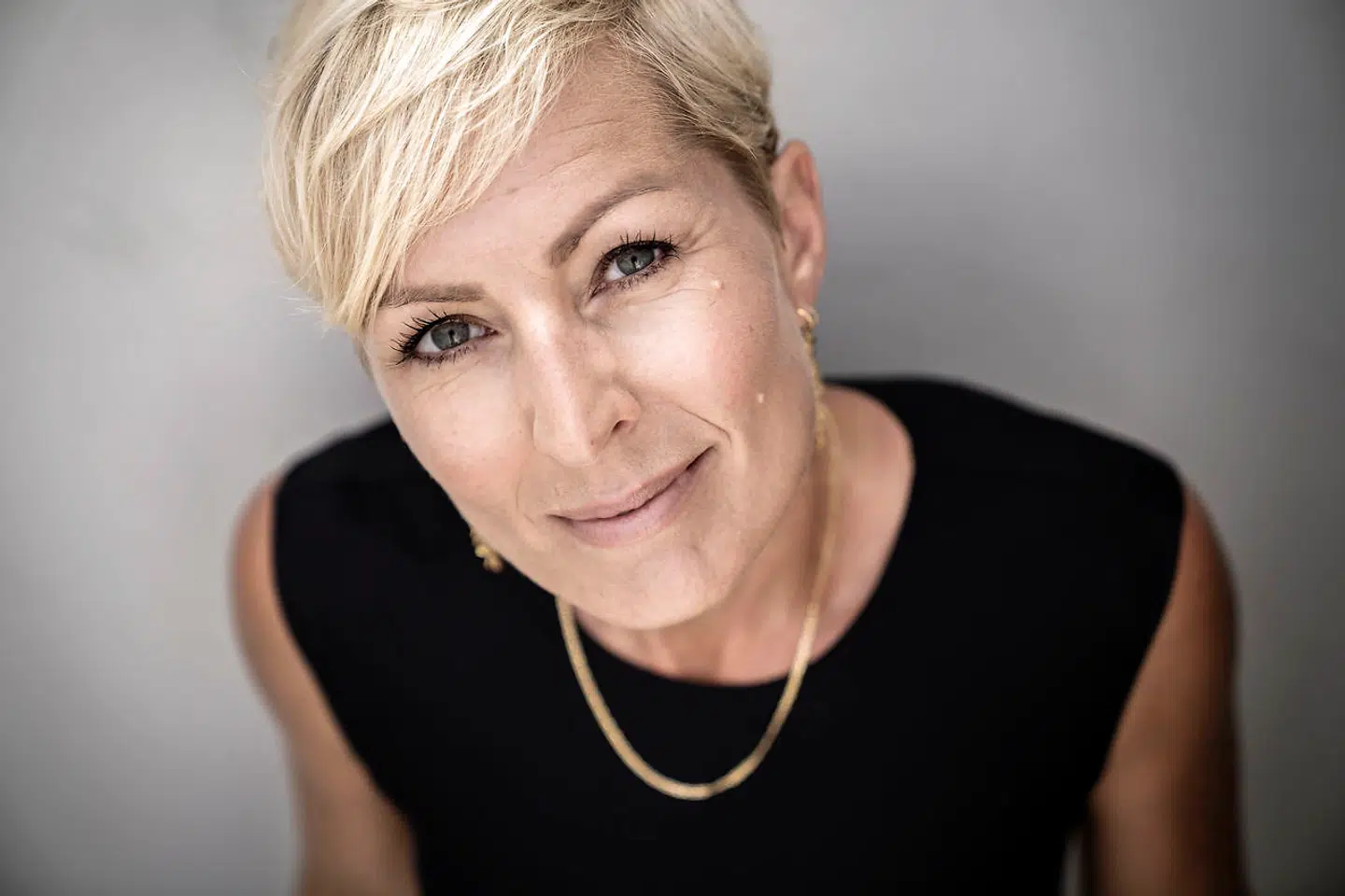 Vejen til et tilfredsstillende liv er ikke, som de fleste måske går og tror, siger journalisten Cecilie Beck, som sammen med en række kendte danskere giver gode råd til de nye studenter.