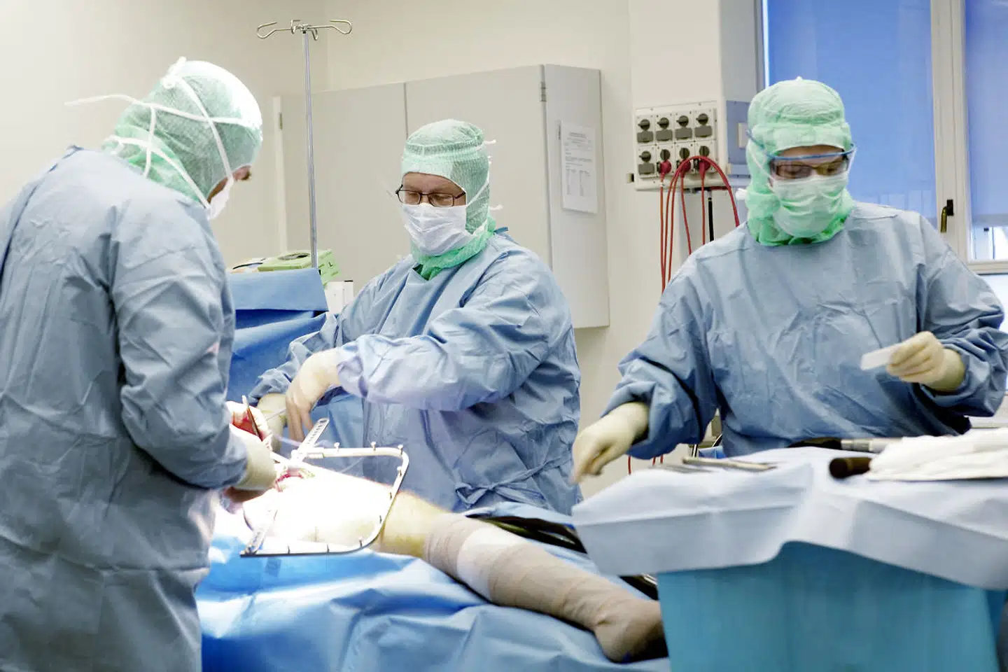 Et større antal hofteoperationer vil blive udskudt som følge af presset på hospitalerne i Region Hovedstaden. Også Region Sjælland og Region Syddanmark er hårdt ramt af aflysninger.