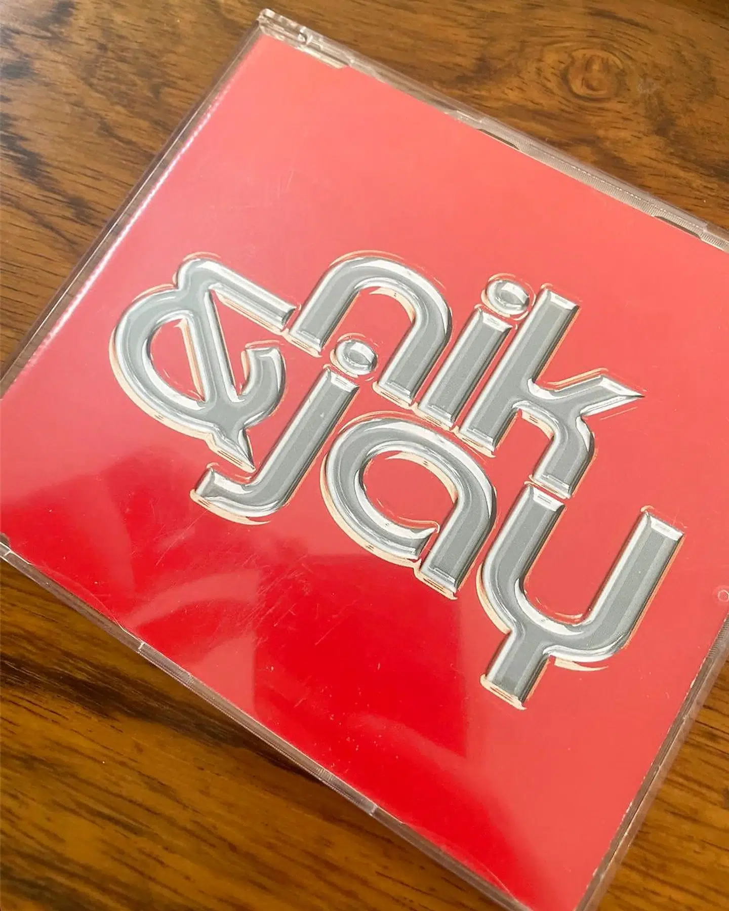 Sådan så den første single ud. De to samarbejdede fra begyndelsen med producerduoen Jon & Jules, der også producerede forløberen for Nik & Jay, Bagmændene. Duoen har i alt udgivet seks album, hvoraf det seneste, »Længe Leve Drømmene« fra 2019, fik fire ud af seks stjerner af Berlingskes anmelder.