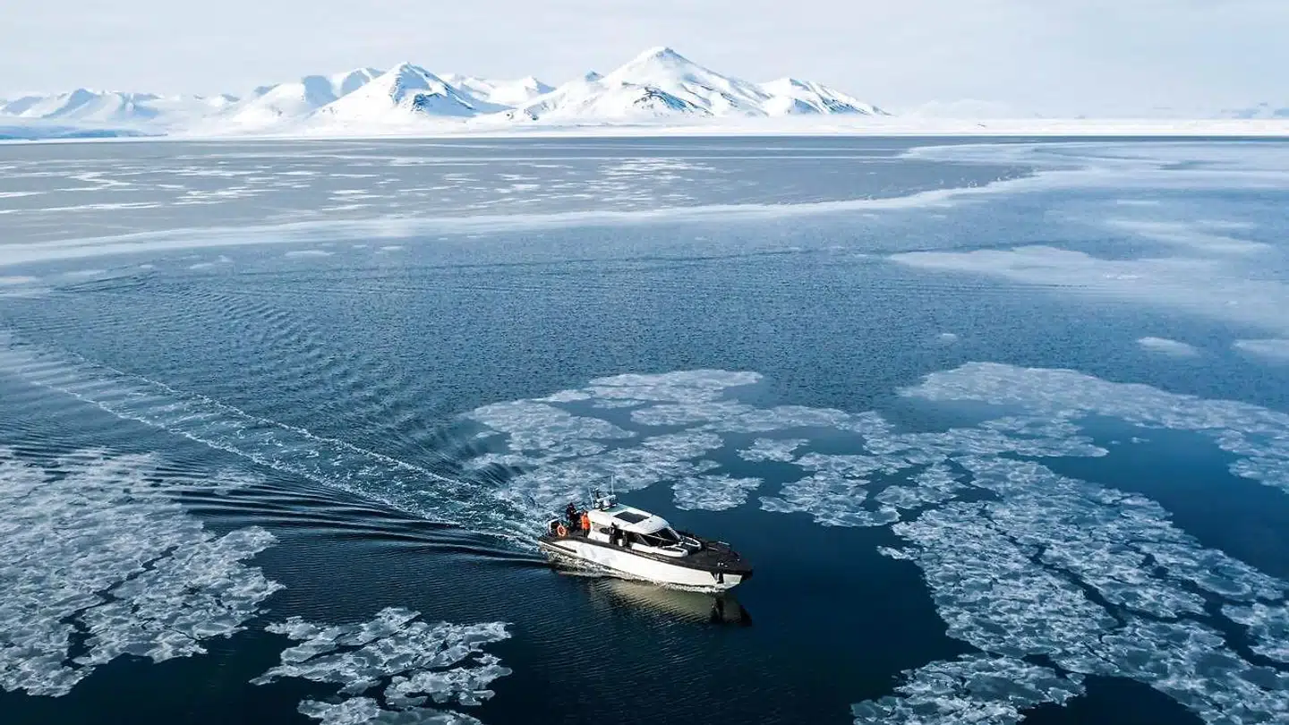 Smeltende havis i Arktis vækker stor bekymring for klimaet. Til gengæld muliggør dette – i det mindste i sommermånederne – at arbejde på at lægge søkabler ned, så tale- og datatrafik kan få kortere afstande mellem kontinenterne.