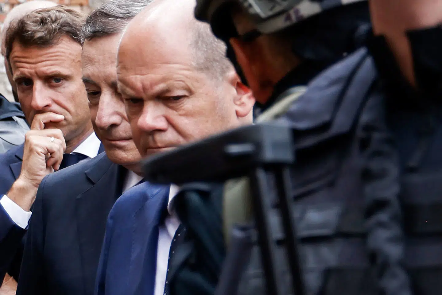 Det var første gang siden krigens udbrud 24. februar, at Emmanuel Macron, Mario Draghi og Olaf Scholz er i Kyiv. Undervejs tog de til Irpin, en forstad til Kyiv, og så med egne øjne konsekvenserne af krigen.