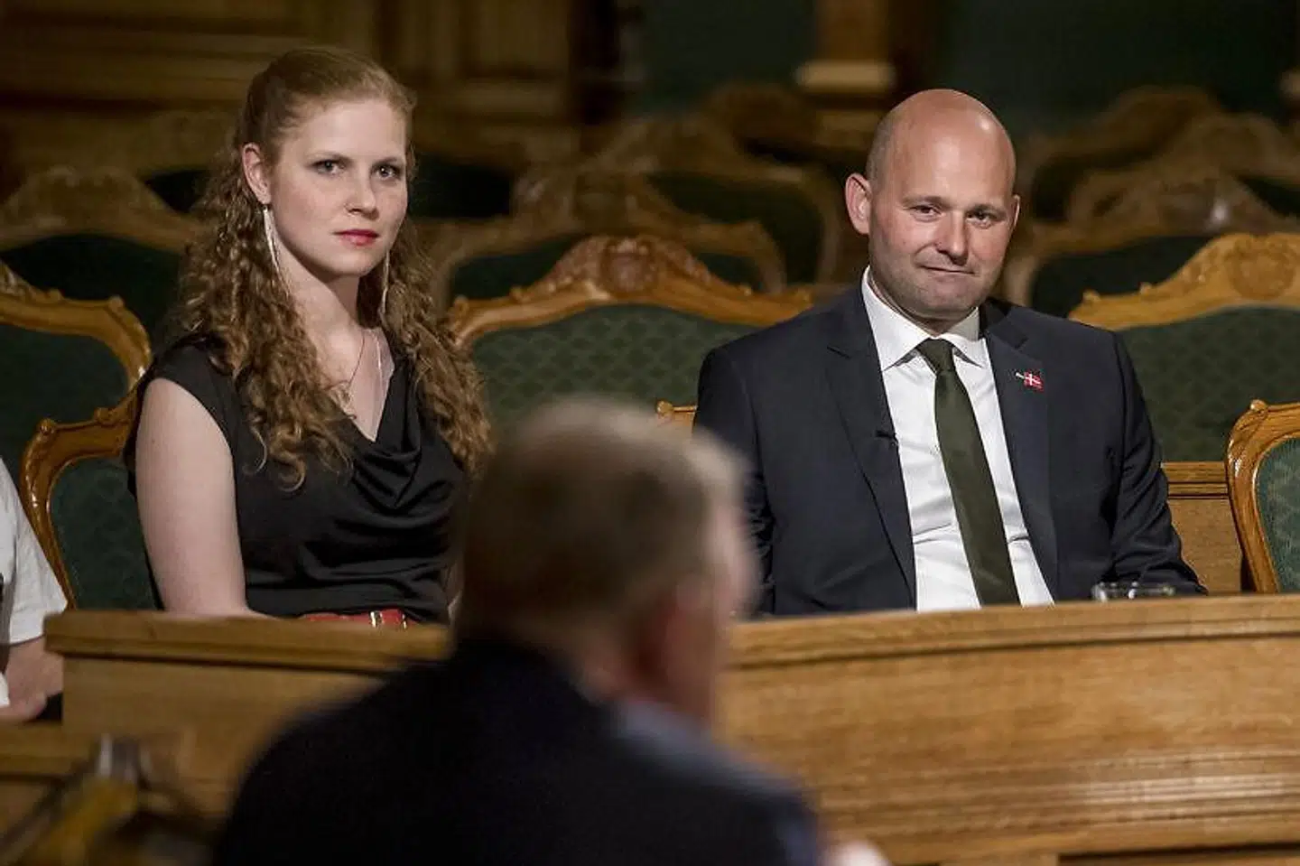 »Nu skal man være en smule naiv, hvis man tror, at politikere alene render af pladsen, fordi de føler sig tiltrukket af et partis ideologi,« skriver Christian Egander Skov.