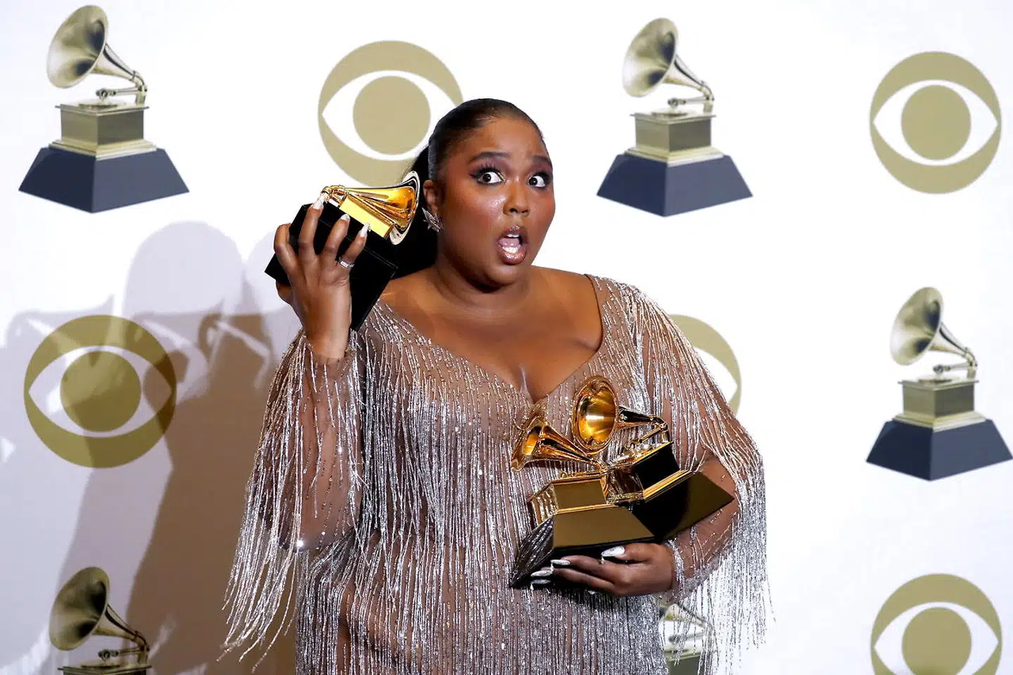 Den Grammy-vindende hitsanger Lizzo har efter kritik på sociale medier ændret ordene i en ny single: »Som en tyk, sort kvinde i Amerika har jeg været genstand for mange sårende ord, så jeg forstår den magt, ord kan have,« forklarer hun.