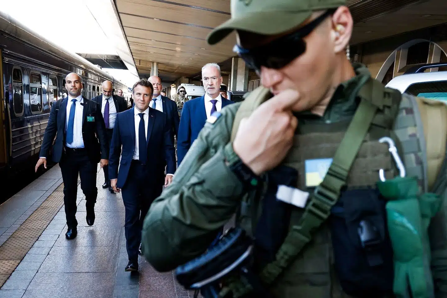 Emmanuel Macron ankommer med tog til Kyiv torsdag morgen.