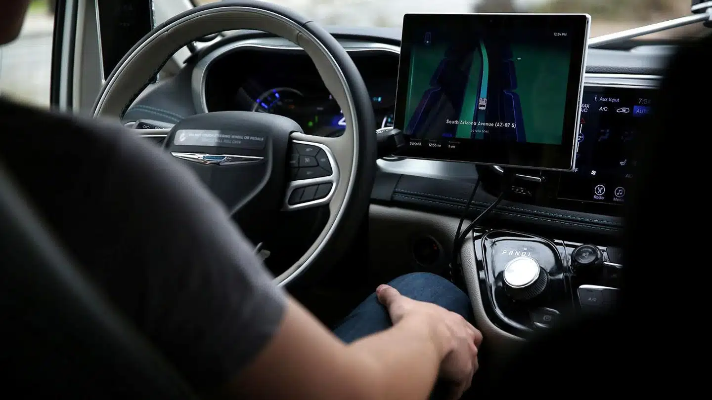 Stadig flere biler udstyres med forskellige grader af selvkørende funktioner, så chaufføren ikke behøver at have hænderne på rattet, fordi bilens systemer håndterer kørslen. Det går dog galt indimellem, viser den første samlede statistik.