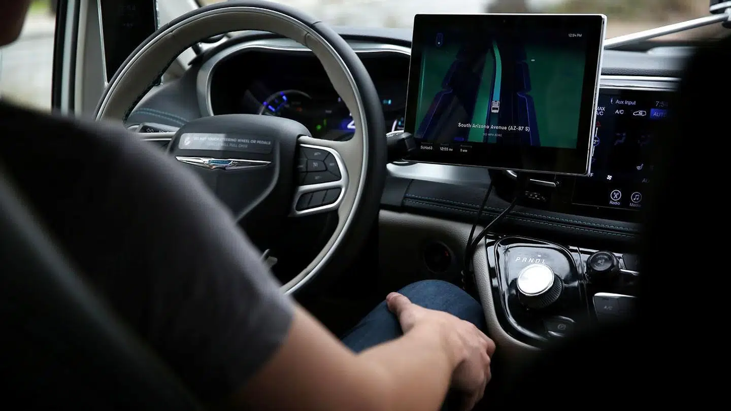 Stadig flere biler udstyres med forskellige grader af selvkørende funktioner, så chaufføren ikke behøver at have hænderne på rattet, fordi bilens systemer håndterer kørslen. Det går dog galt indimellem, viser den første samlede statistik.