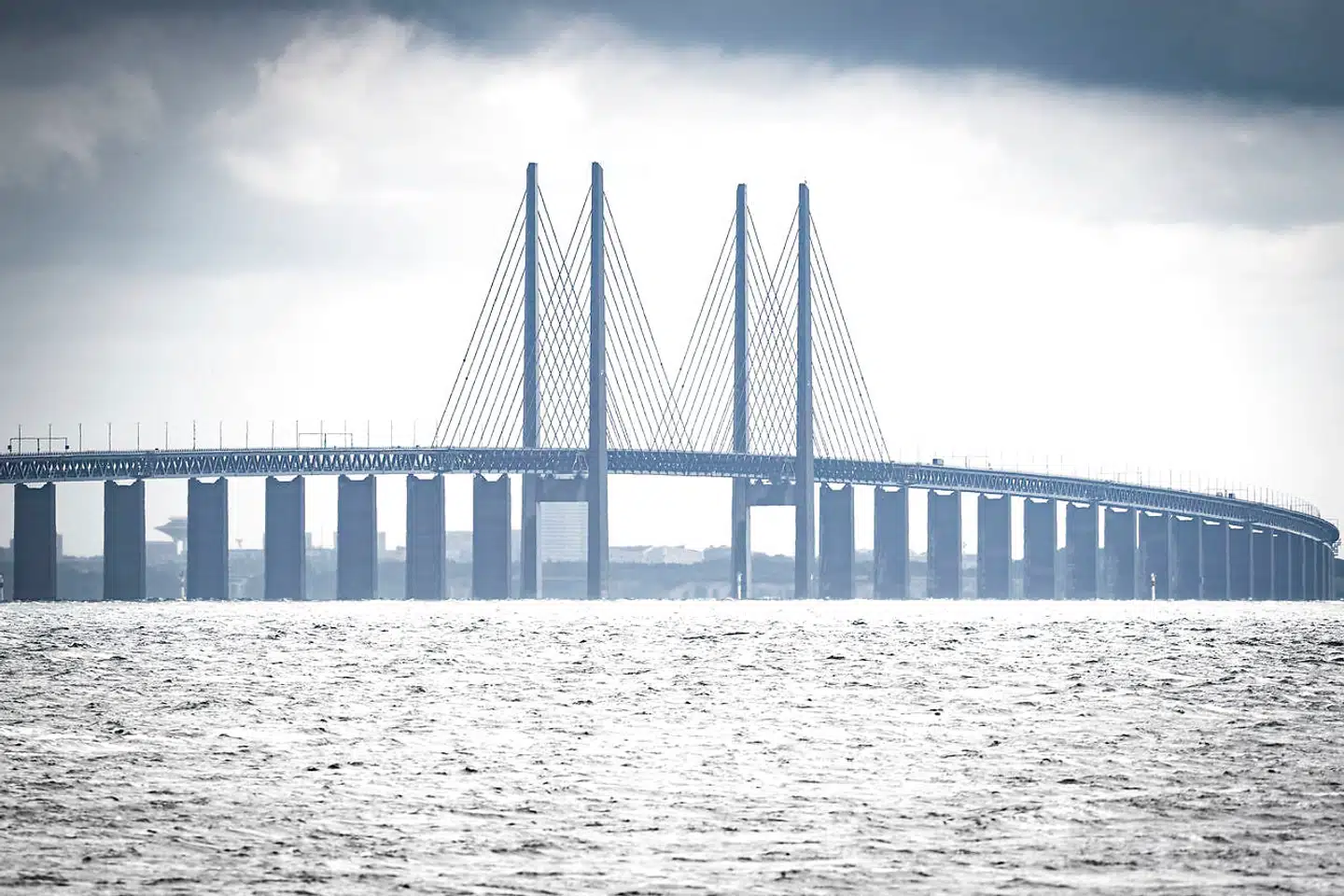 Øvelsen finder sted på motorvejen og i et af jernbanetunnelrørene. Togene vil fortsat køre under øvelsen.