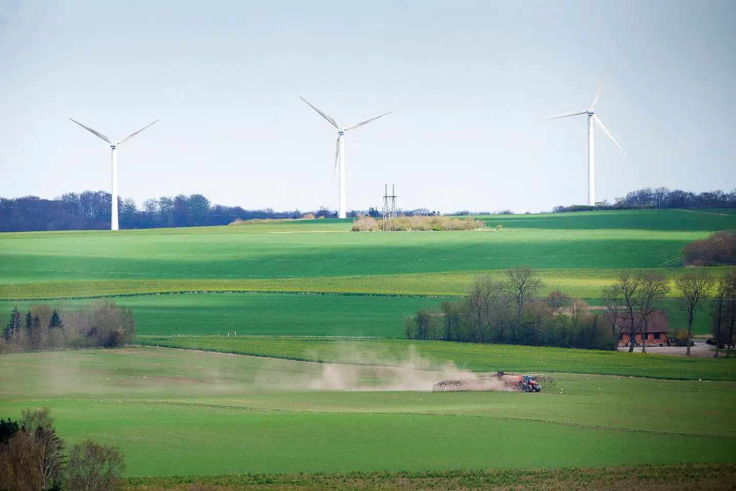 Der skal turbo på opsætningen af vindmøller og solceller på land, lyder det fra regeringen, som vil oprette et rejsehold, der skal bistå kommunerne med planlægning af mere vedvarende energi. (Arkivfoto). – Foto: Bo Amstrup / Ritzau Scanpix/Ritzau Scanpix