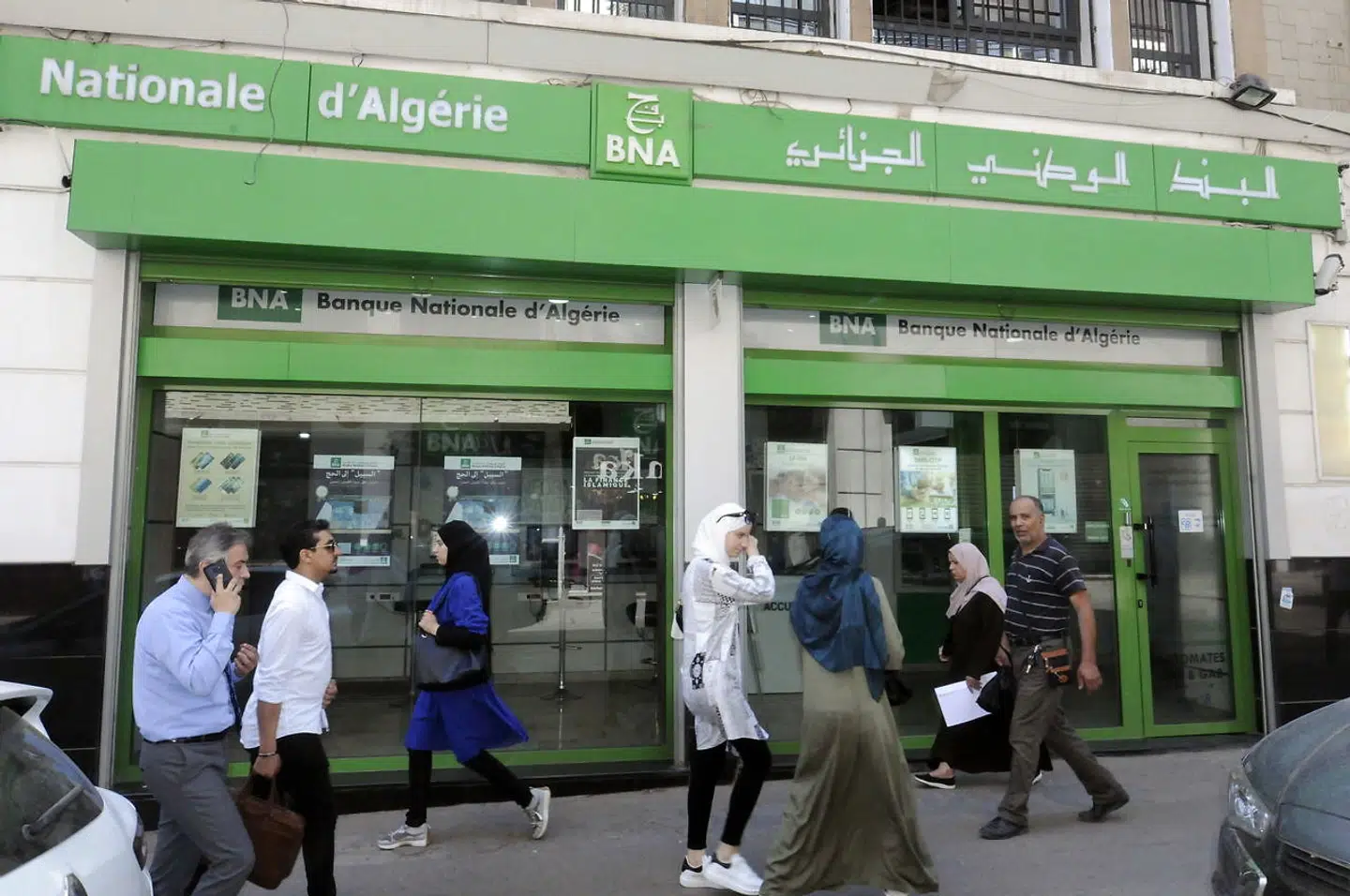 Regimet i Algeriet nægter, at det har blokeret for samhandlen med Spanien, men alle finansielle transaktioner mellem de to lande er ikke desto mindre blevet stoppet.