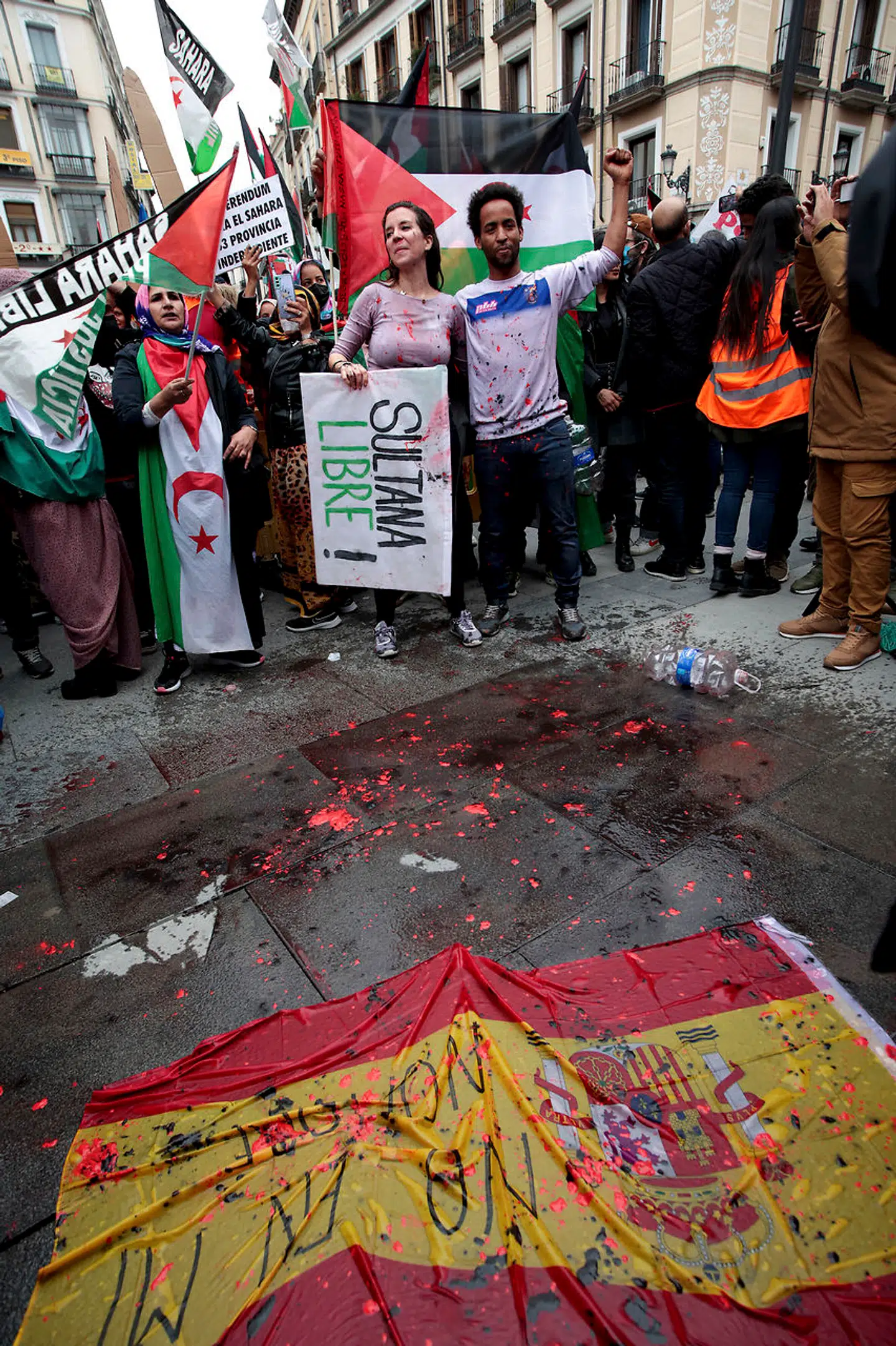 Det er ikke kun Algeriet, som er vred over Spaniens kovending i konflikten om Vestsahara. Her demonstrerer spanskbosatte saharawier mod beslutningen i Madrid.