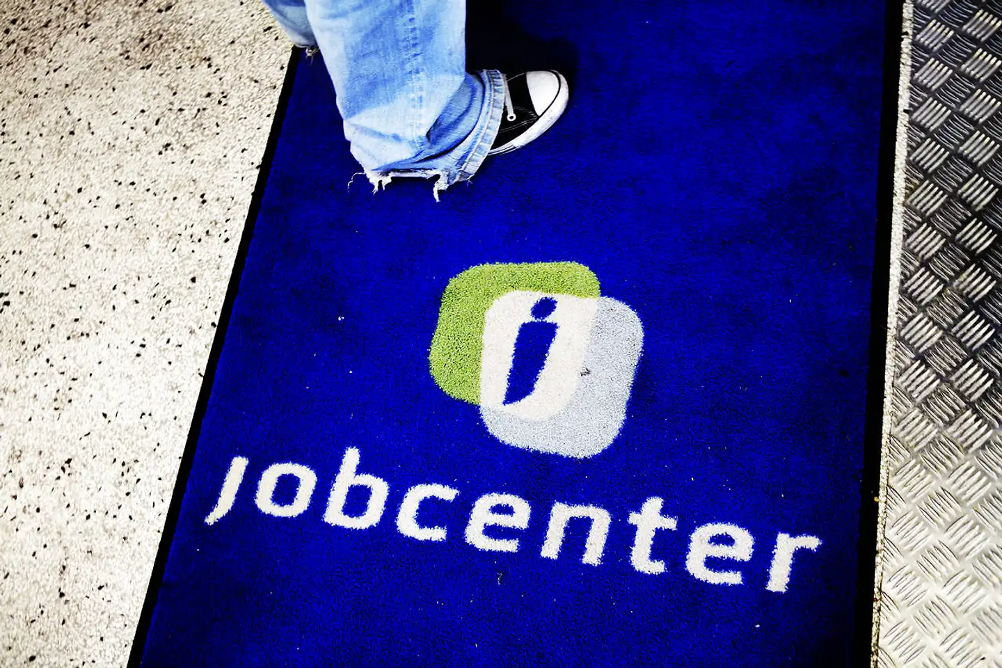 Danskerne er på vej ud af jobcentrene i hastigt tempo. Beskæftigelsen er kommet op på 2.947.000 personer, viser de seneste tal. Ledigheden er kommet ned på 2,4 procent, hvilket er samme niveau som lavpunktet tilbage i 2008. Vi kan komme endnu længere ned i den kommende tid, påpeger cheføkonom i Arbejdernes Landsbank Jeppe Juul Borre.