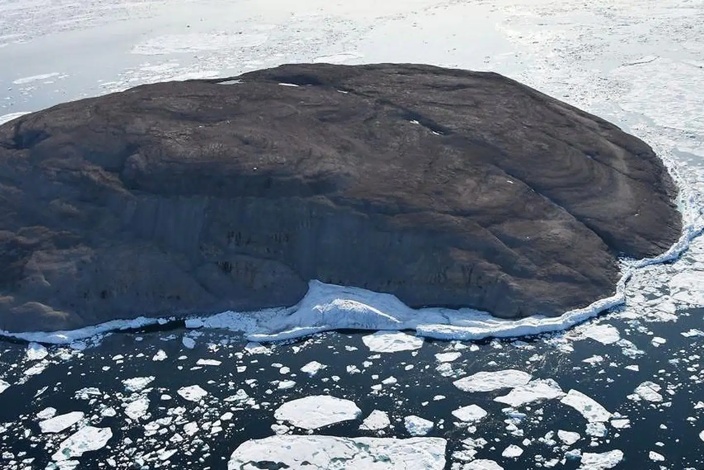 »Samarbejdet med Grønland om aftalen har været forbilledligt. Vi har haft en fælles ambition om at inddrage de lokale borgere i regionen mest muligt, og at en forhandlet aftale skulle bane vej for øget samarbejde til gavn for dem, der har deres liv og hverdag i de arktiske egne,« skriver Jeppe Kofod.
