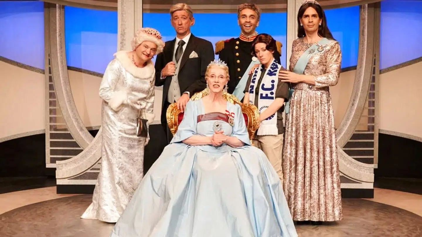 Kan du gætte, hvem jeg er? Britiske og danske kongelige på besøg i Nykøbing Falster Revyen.