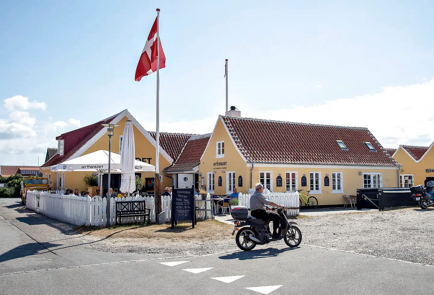 Mark Haugaard og Halfdan Harring har i adskillige år været faste gæster, når Hyttefadet i Gammel Skagen inviterer til rosébrunch med champagnekanoner i den såkaldte Hellerup-uge, uge 29.