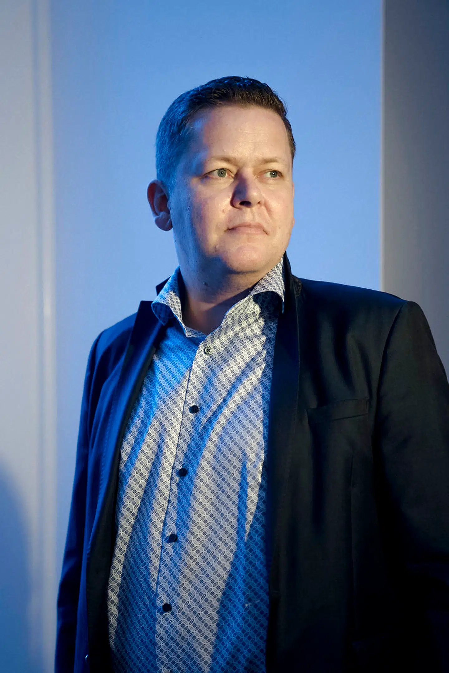 »Othello var ret progressiv, dengang den blev skrevet. Der var man måske sur i den anden retning. Derfor skal man passe på med at passe den ind i en ny kontekst. Det er skørt, at man bukker under for den slags venstrefløjsaktivisme og trækker identitetspolitik ned over sådan en forestilling,« sagde Dennis Flydtkjær (DF) til Berlingske i begyndelsen af juni.