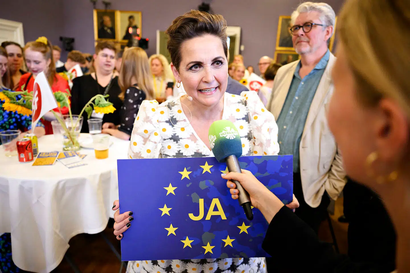 Pia Olsen Dyhr under Socialistisk Folkepartis valgfest på Christiansborg i København, onsdag den 1. juni 2022, da danskerne i overvældende grad stemte ja til at afvise forsvarsforbeholdet.