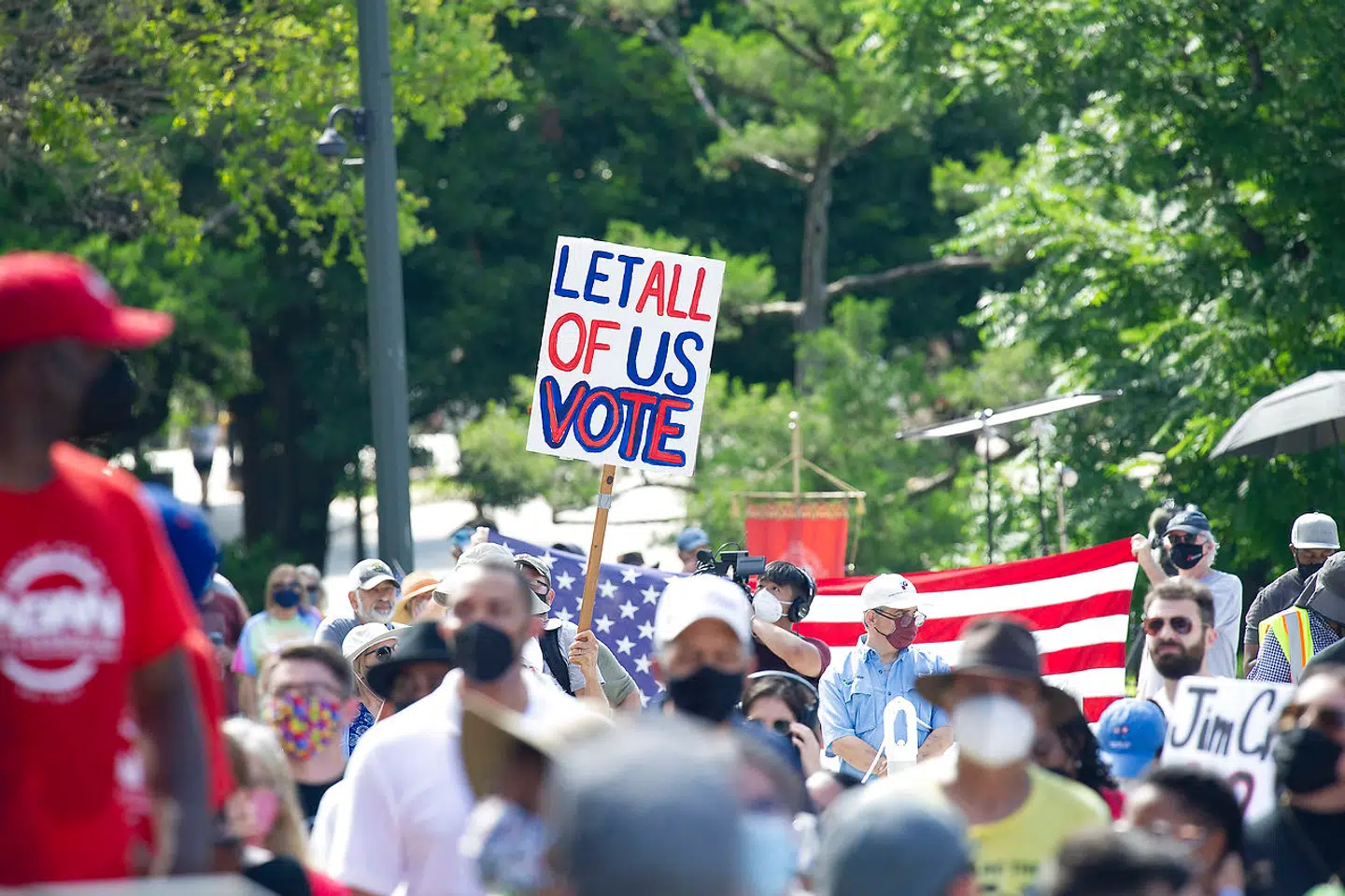»Desuden er republikanerne voldsomt i gang med at opstille praktiske forhindringer for at stemme. Det går reelt ud på at mindske valgdeltagelsen blandt demokratiske vælgere, der er farvede og/eller fattige,« skriver Mogens Lykketoft.