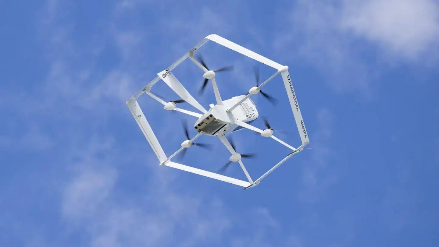 Sådan ser den ud, Amazons seneste pakkedrone, som nu skal i arbejde efter mange og lange forsinkelser.
