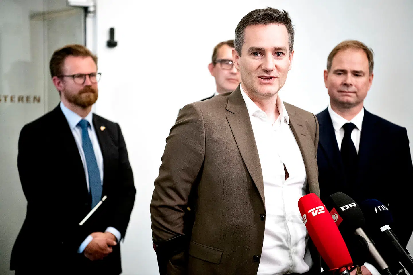 Partierne bag aftalen om SAS holdt doorstep-pressemøde fredag den 10. juni 2022. Her skar erhvervsordfører Rasmus Jarlov (K) kravene til SAS ud i pap.