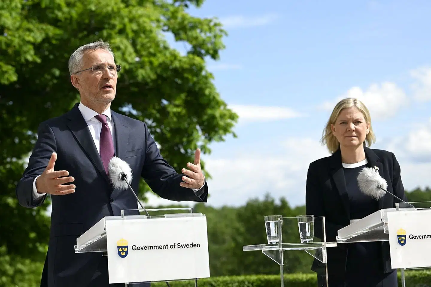 NATOs generalsekretær, Jens Stoltenberg, siger, at han er i tæt kontakt med Sverige, Finland og Tyrkiet om, hvordan man kan sikre de to nordiske landes adgang til NATO.