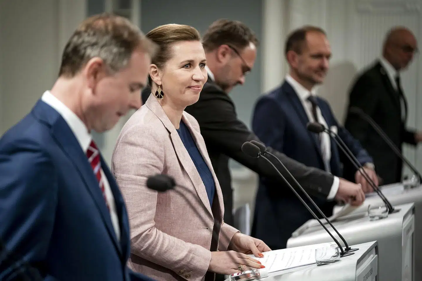 »Forhøjelsen af dagpengene til 23.000 kroner reducerer beskæftigelsen med 800 personer, mens lavere dimittenddagpenge øger beskæftigelsen med 8.000 personer, ifølge Finansministeriets skøn,« skriver Mads Lundby Hansen.