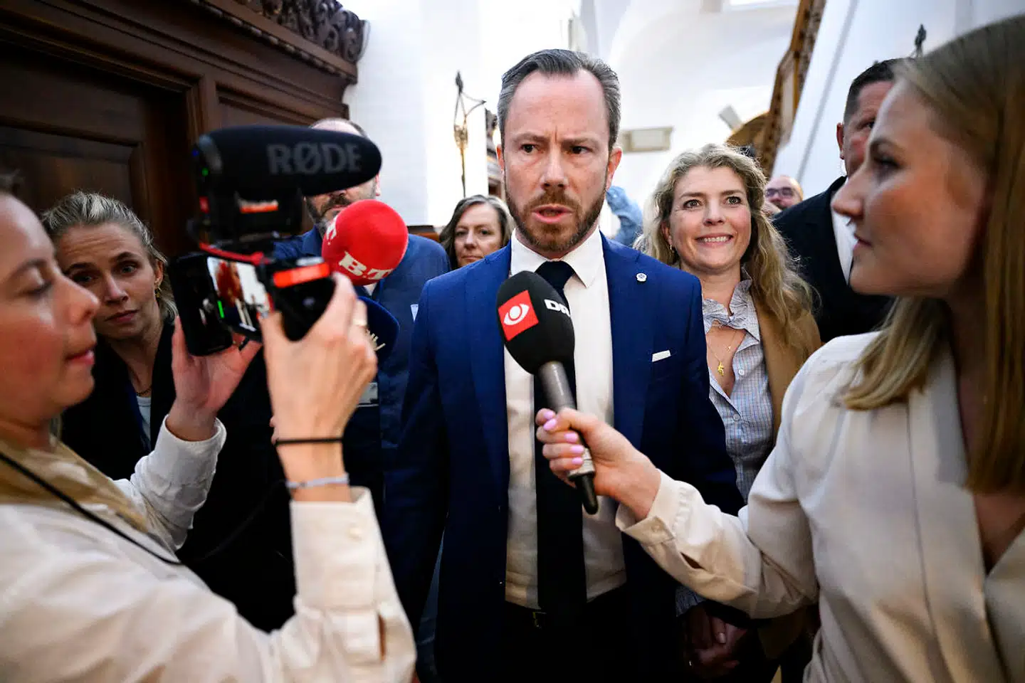 Jakob Ellemann-Jensen (V) blev i weekendens Politiken angrebet af beskæftigelsesminister Peter Hummelgaard (S). Ifølge S-ministeren bidrager Venstre til at skabe mistillid om grundlæggende instanser og myndigheder i Danmark. Siden er Venstre gået i forsvarsposition.