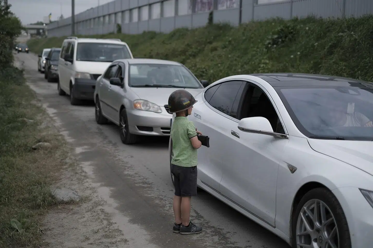 »Selvfølgelig skal der være kontrol – specielt nu hvor krigen hærger, og der er ekstra grund til at være mistænksom på begge sider af grænserne. Men problemet er, at alle biler bliver gennemsøgt, men jeg har endnu ikke oplevet, at en bil bliver gennemsøgt ordentligt. Hvis jeg ville smugle våben eller sprængstoffer, så vil jeg nærmest garantere, at det var lykkedes mig hver gang,« skriver Andreas Hemme.