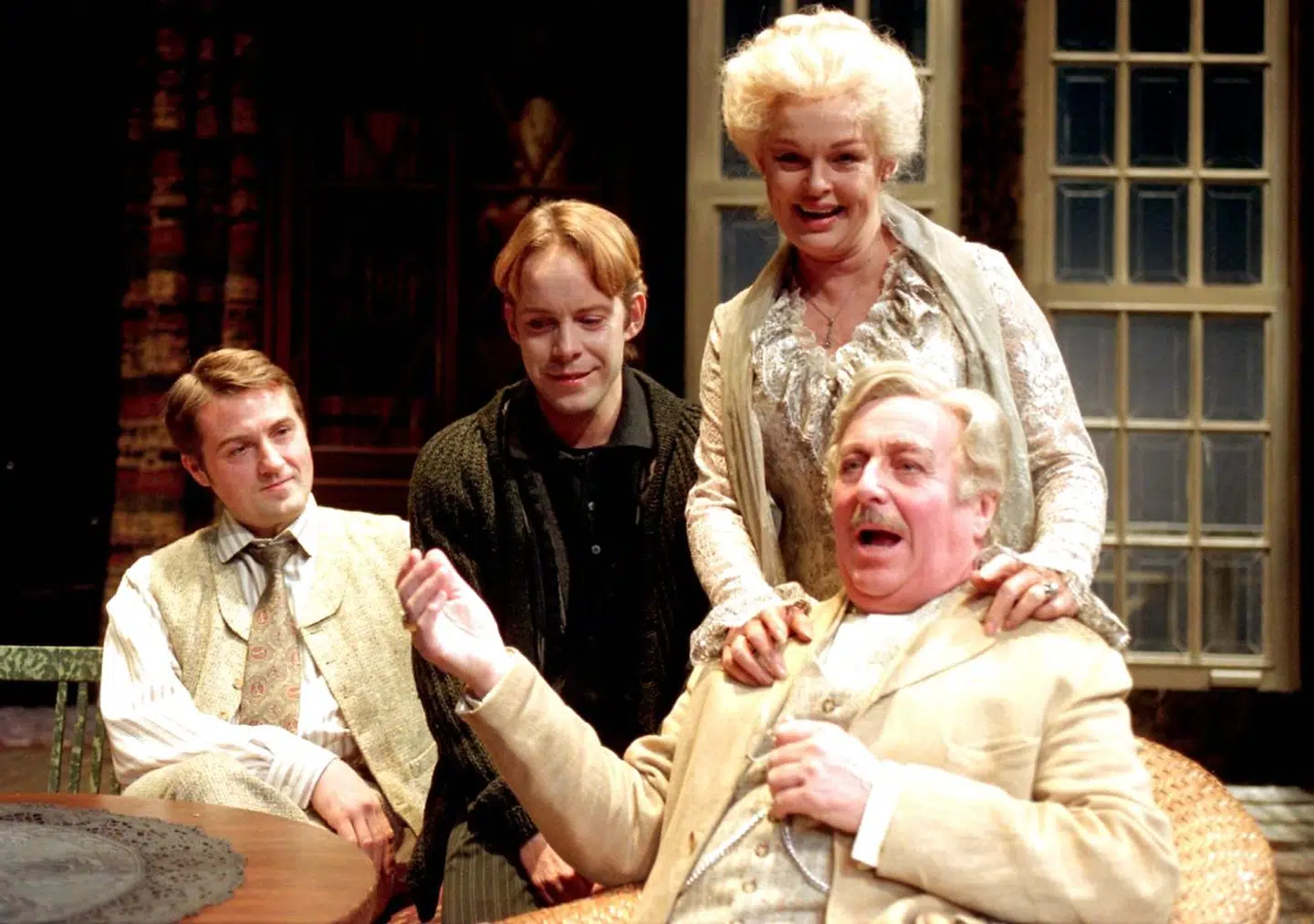 »Lang dags rejse mod nat« af Eugene O Neill. Fra venstre ses Jens Jørn Spottag, Søren Sætter-Lassen, Ghita Nørby og Henning Moritzen.1996.