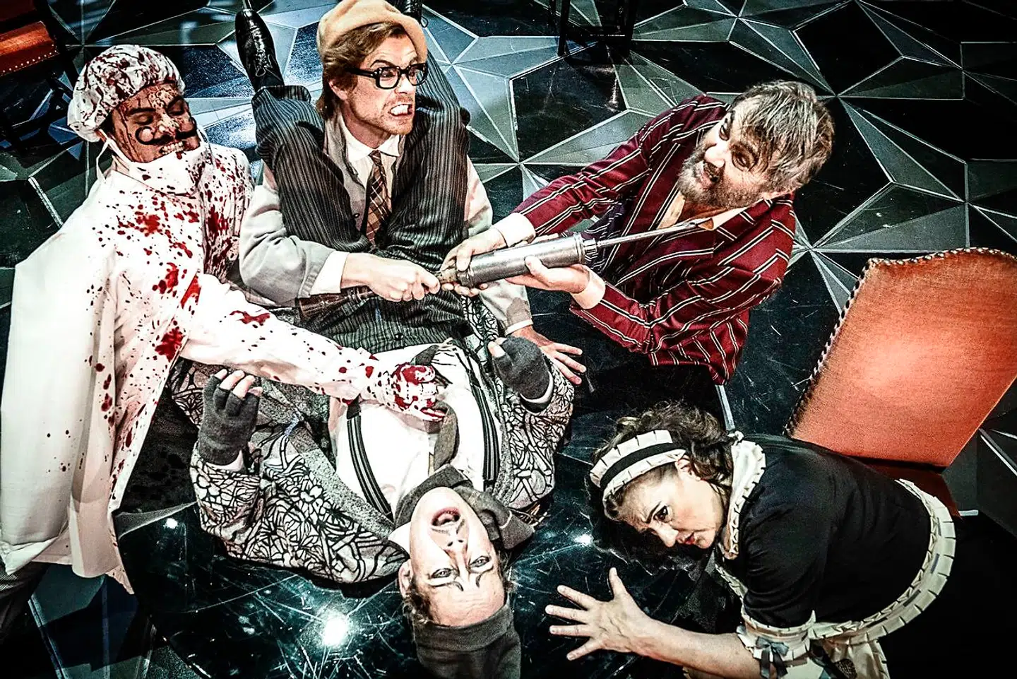 Centrum for det hele: Søren Sætter-Lassen som Molières »Den indbildt syge«, omgivet af Martin Bo Lindsten, Jonathan Bergoldt Jørgensen, Jens Jørn Spottag og Tina Gylling Mortensen. 2021.