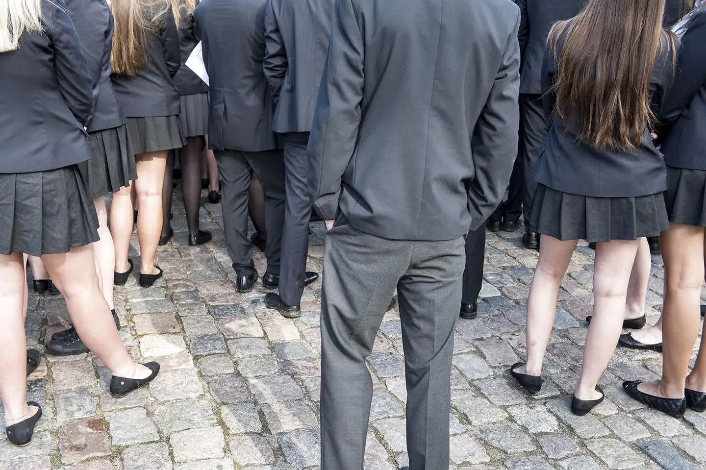 »Men hvad er det egentlig, der gør, at man stikker en finger op i måsen på en kammerat, og at der ikke på et eller andet tidspunkt i processen går noget i gang, som får en til at tænke: Skal jeg egentlig det her? Og hvad er det, der gør, at man står ved siden af en, der er ved at stikke en finger op i måsen på en kammerat, og man ikke siger noget?« skriver Ann Hermansen.