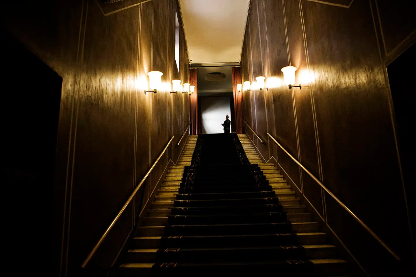 Uroen begyndte at ulme blandt frimurerne i Danmark, efter at stormesteren i 2020 på usædvanlig vis ekskluderede to medlemmer på baggrund af intern kritik. Mange frimurere støttede de to medlemmer i sagen.