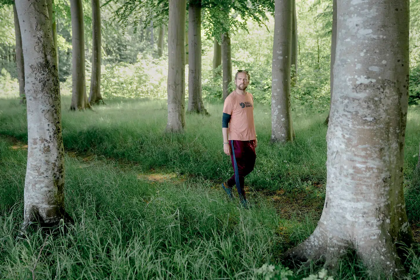 »I takt med at vi smadrer vores natur, fylder onlinetilstedeværelsen mere og mere, og det er for mig den totale fremmedgørelse. En ting er fraværet af egentligt nær- og samvær, noget andet er en opløsning af grænserne mellem det private og offentlige, som udelukkende er drevet af et ønske for at gøre os til forbrugere«, siger Mikkel Frey Damgaard.