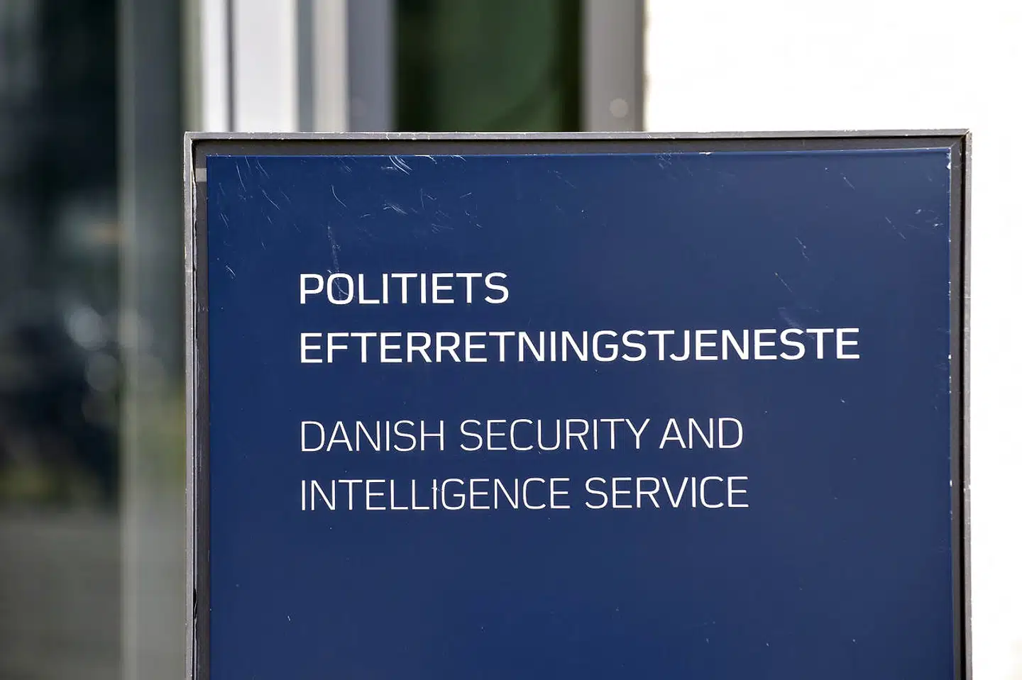 Det er Tilsynet med Efterretningstjenester, TET, der udfører kontrollen med de danske efterretningstjenester. Regeringen har tidligere bebudet, at der skal kigges nærmere på deres arbejde.