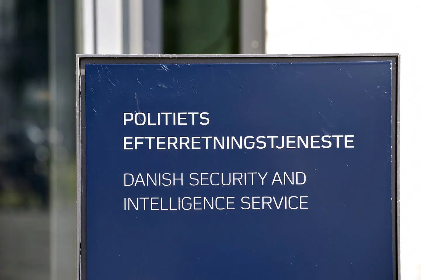 Det er Tilsynet med Efterretningstjenester, TET, der udfører kontrollen med de danske efterretningstjenester. Regeringen har tidligere bebudet, at der skal kigges nærmere på deres arbejde.