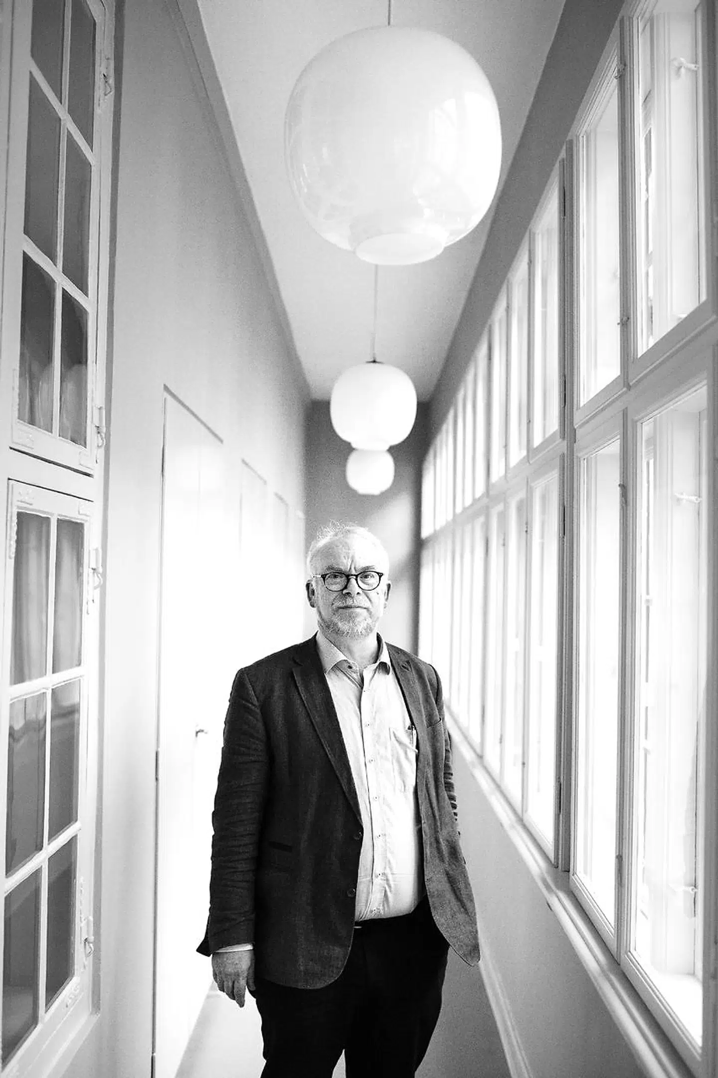 Peter Skov-Jakobsen, biskop over Københavns Stift, er havnet i problemer på grund af hans håndtering af overgrebsanklager imod en betroet medarbejder ved domkirken. Biskoppens modvilje imod at handle, fordi kirken ikke skulle agere »folkedomstol« har faldet eksperter og fagfolk for brystet.