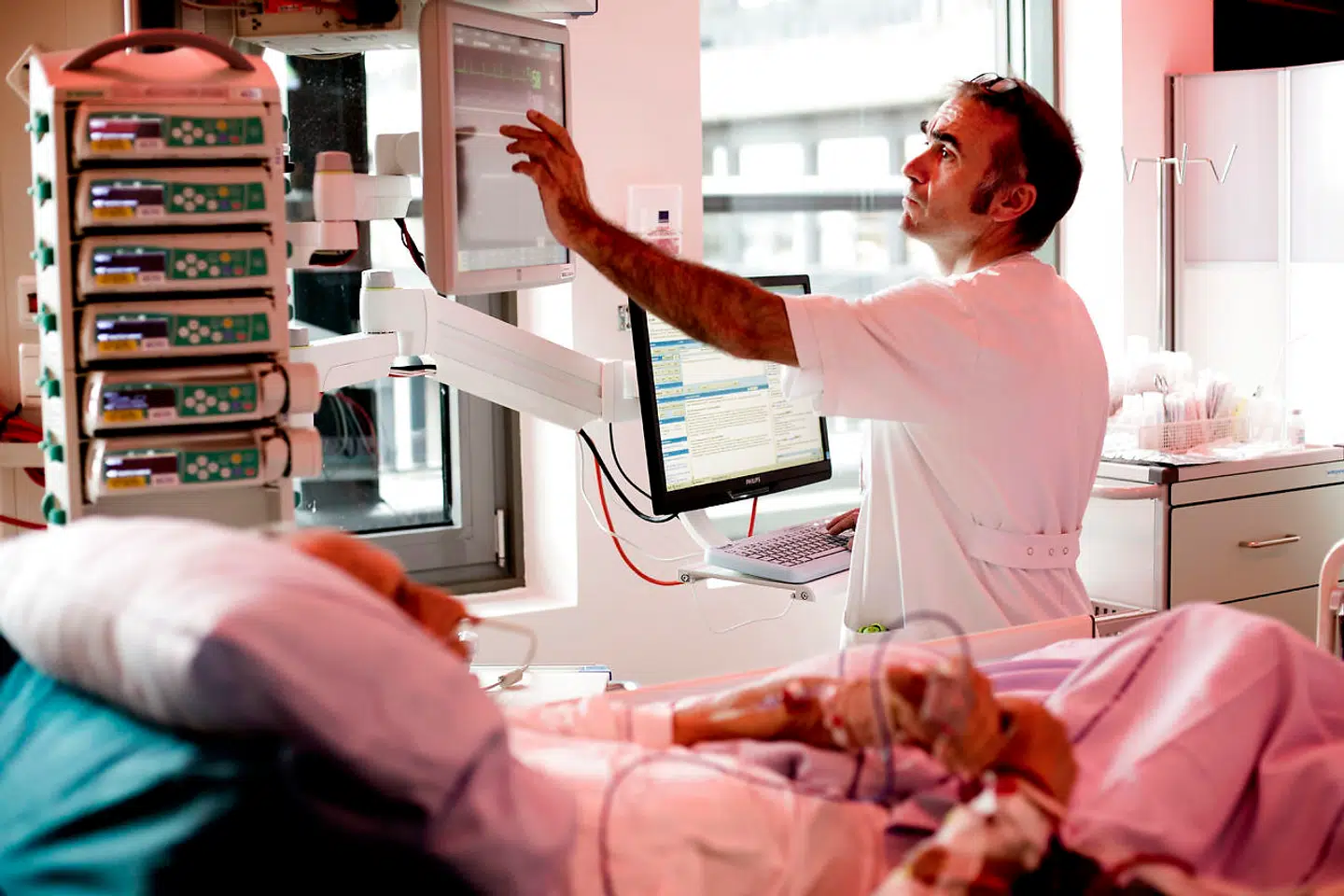 Professor Anders Perner var en af de danske forskere, der i 2012 påviste, at HES-lægemidler i realiteten øgede patienternes risiko for at få blandt andet nyresvigt og dø – sammenlignet med en mere simpel behandling med en saltvandsopløsning. Arkivfoto: Linda Kastrup