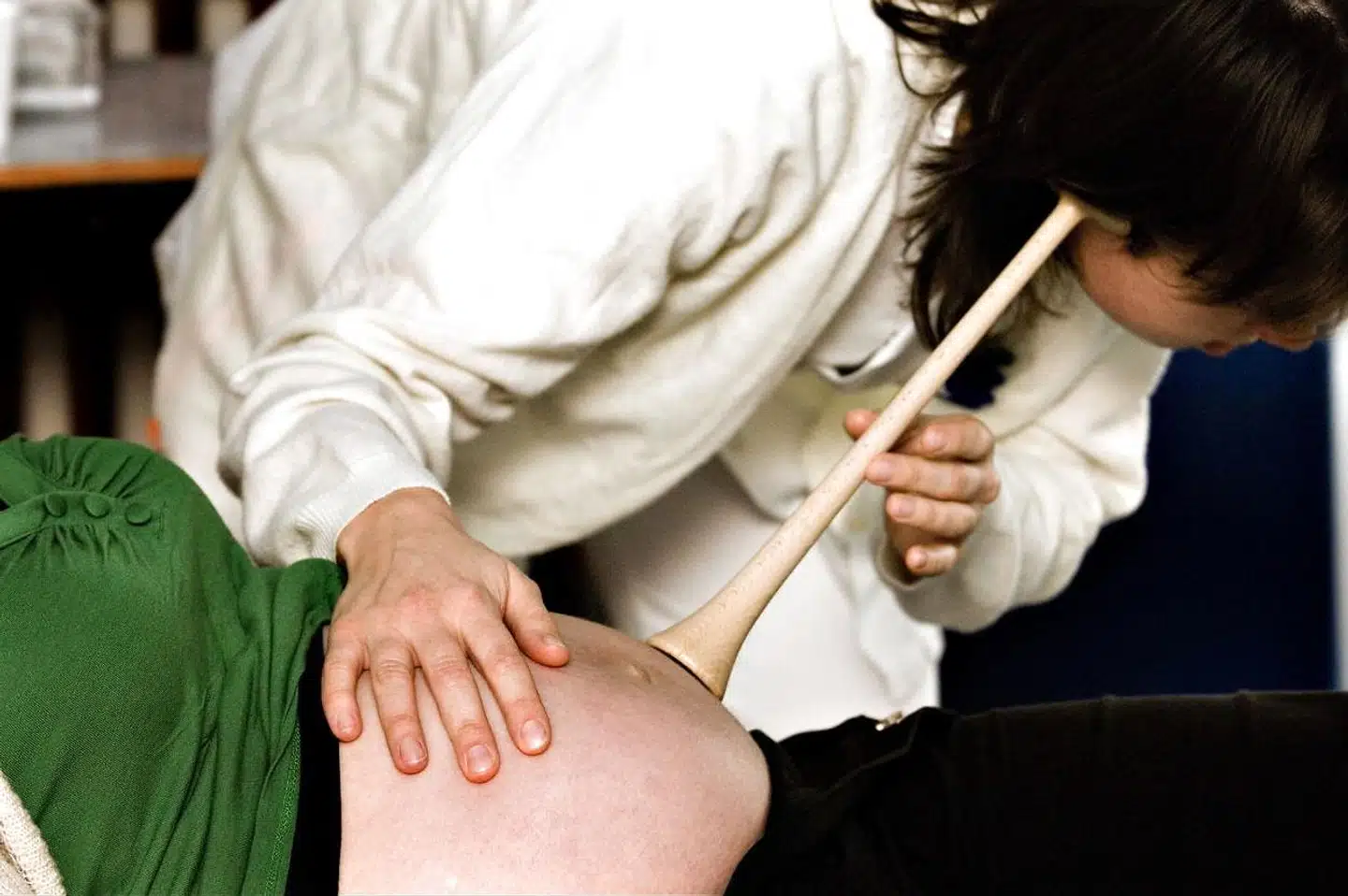 »Om et år er jeg færdiguddannet jordemoder. Allerede nu ved jeg, at udsigten til at få job på et hospital er næsten 100 procent sikker. Der er bud efter os til de mange ubesatte stillinger. Det plejer at være en positiv ting, at der er job at få. Men i dette tilfælde gør det mig bekymret,« skriver Ida Kari-Anne Krog.