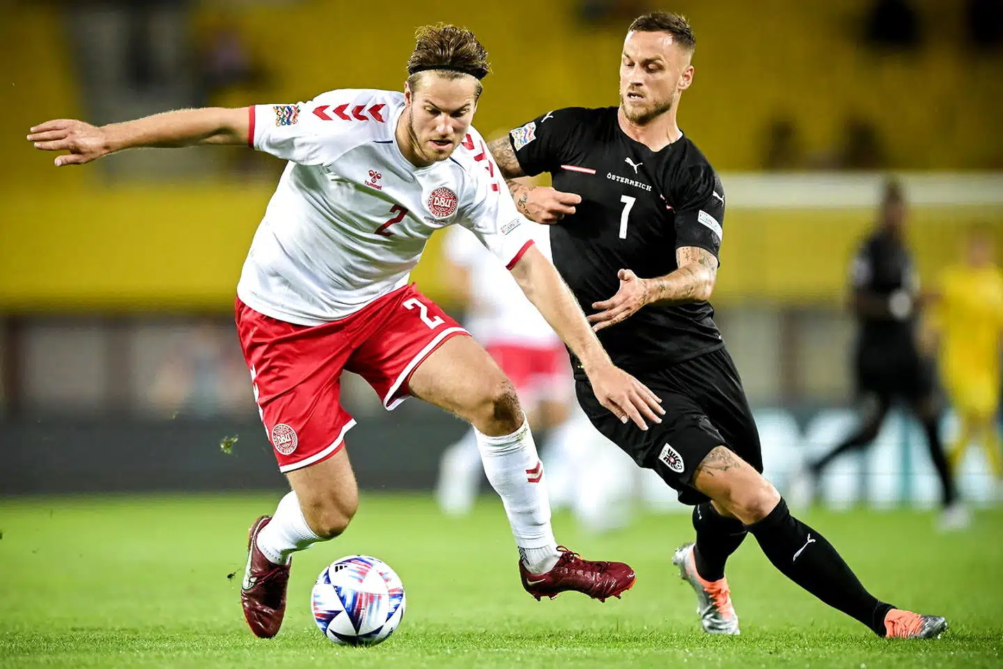 Den danske landsholdsspiller Joachim Andersen er Danmarks dyreste fodboldspiller, og han har en af de højeste lønninger. Pengene investerer han blandt andet i aktier, for han ved, at livet som fodboldspiller ikke varer evigt.