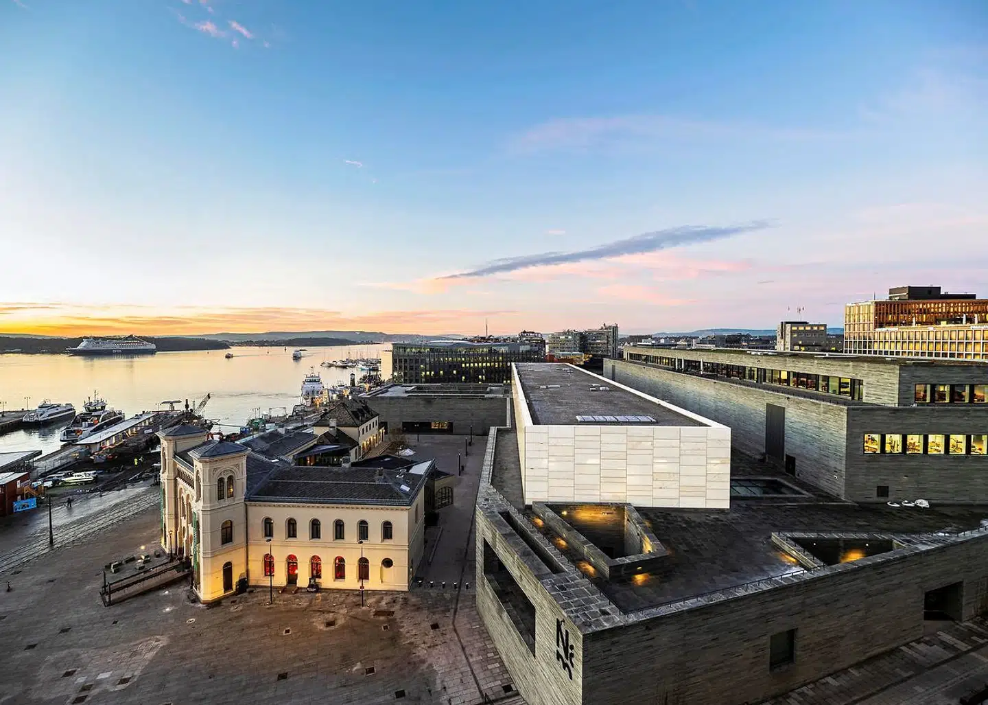 Det nye Nasjonalmuseet ved Oslo Havn har kostet 6,15 milliarder norske kroner og er tegnet af den tyske arkitekt Klaus Shuwerk. Det ligger ved den gamle jernbanestation Vestbanen, som ses til venstre.