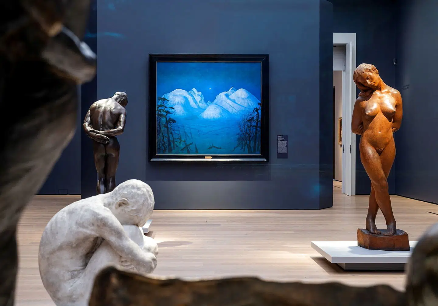 Skulpturer af Gustav Vigeland og Harald Sohlbergs maleri »Vinternat i bjergene« er udstillet på det nye Nasjonalmuseet i Oslo. PR-foto