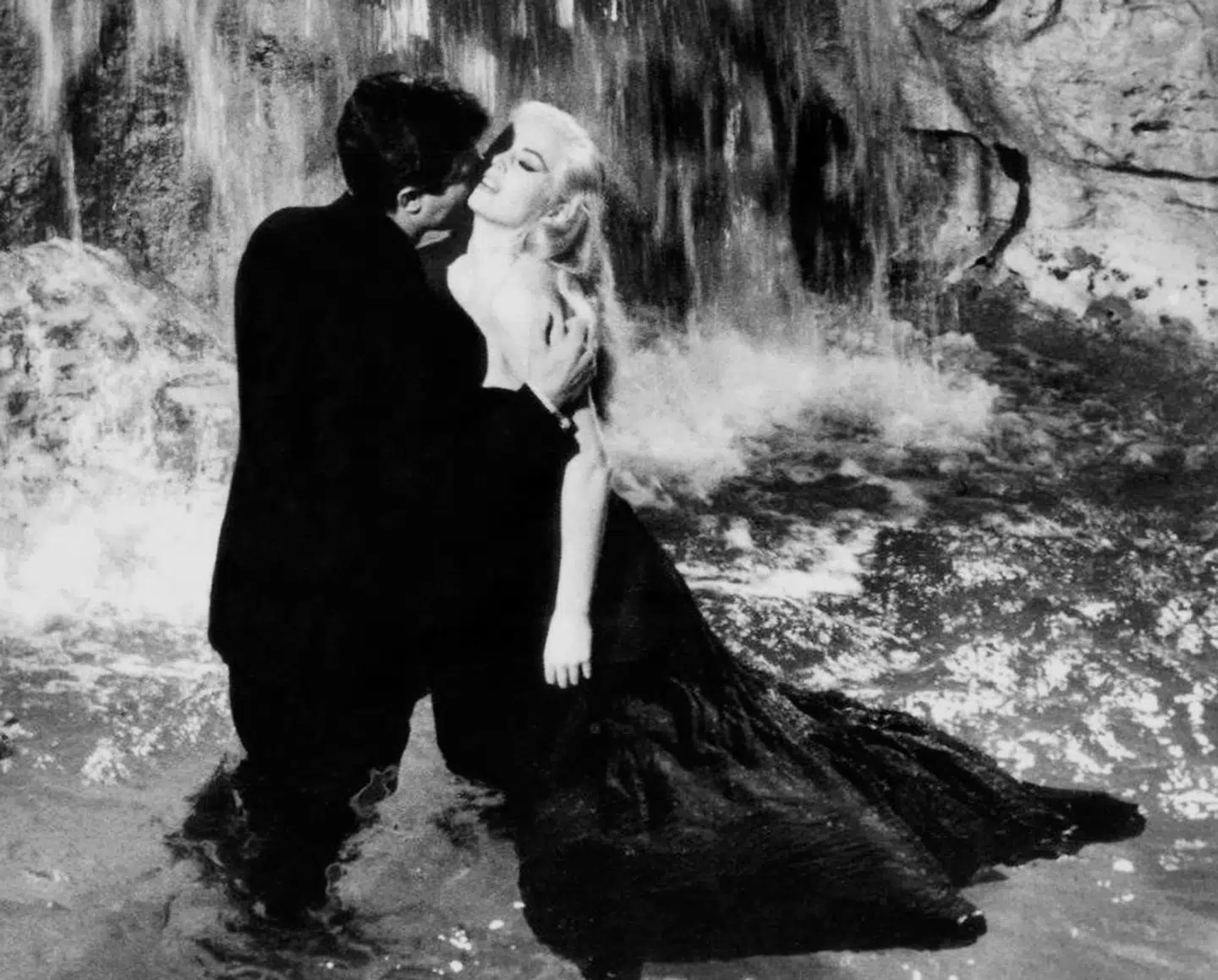 Marcello Mastroianni og Anita Ekberg under optagelserne af den berømte filmscene i Trevi-fontænen, som turister elsker at genopføre.