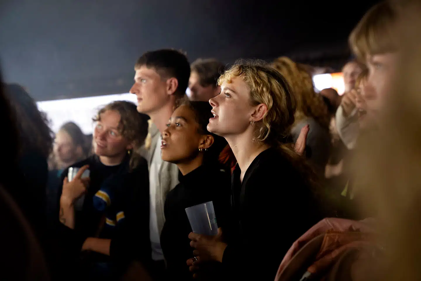 For første gang siden februar er antallet af coronasmittede steget – og det lige op til festivalsæsonen. Sundhedsministeren garanterer, at der ikke bliver lukket ned over sommeren, skriver Dr.dk.