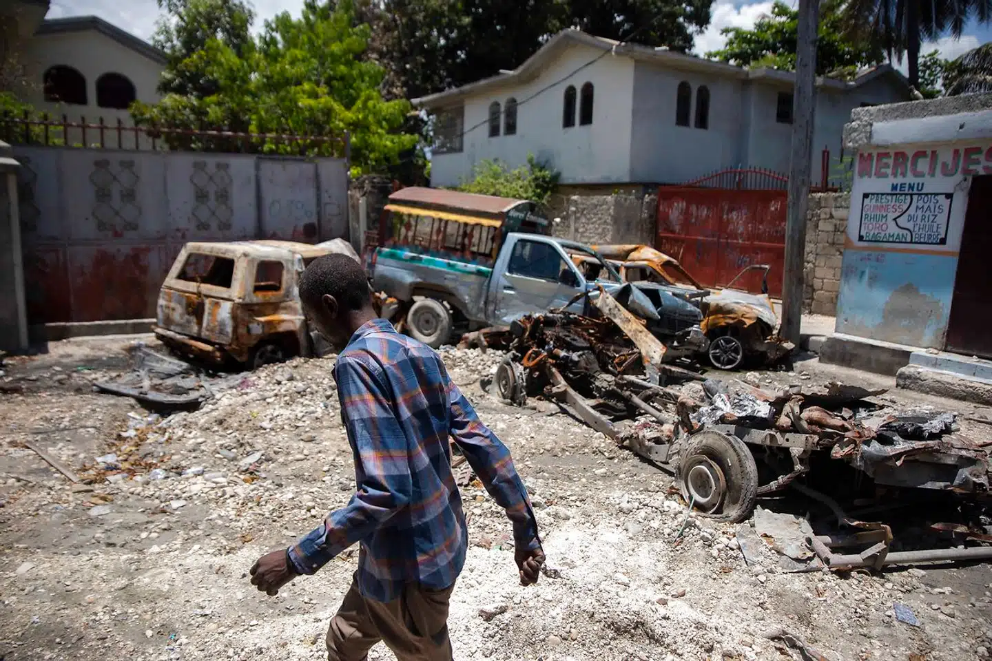 Arkivfoto: Haitis hovedstad, Port-au-Prince, lider under vold fra rivaliserende bander. Her ses flere forkullede biler efterladt i La Plaine-kvarteret i kølvandet på kampe mellem bander.