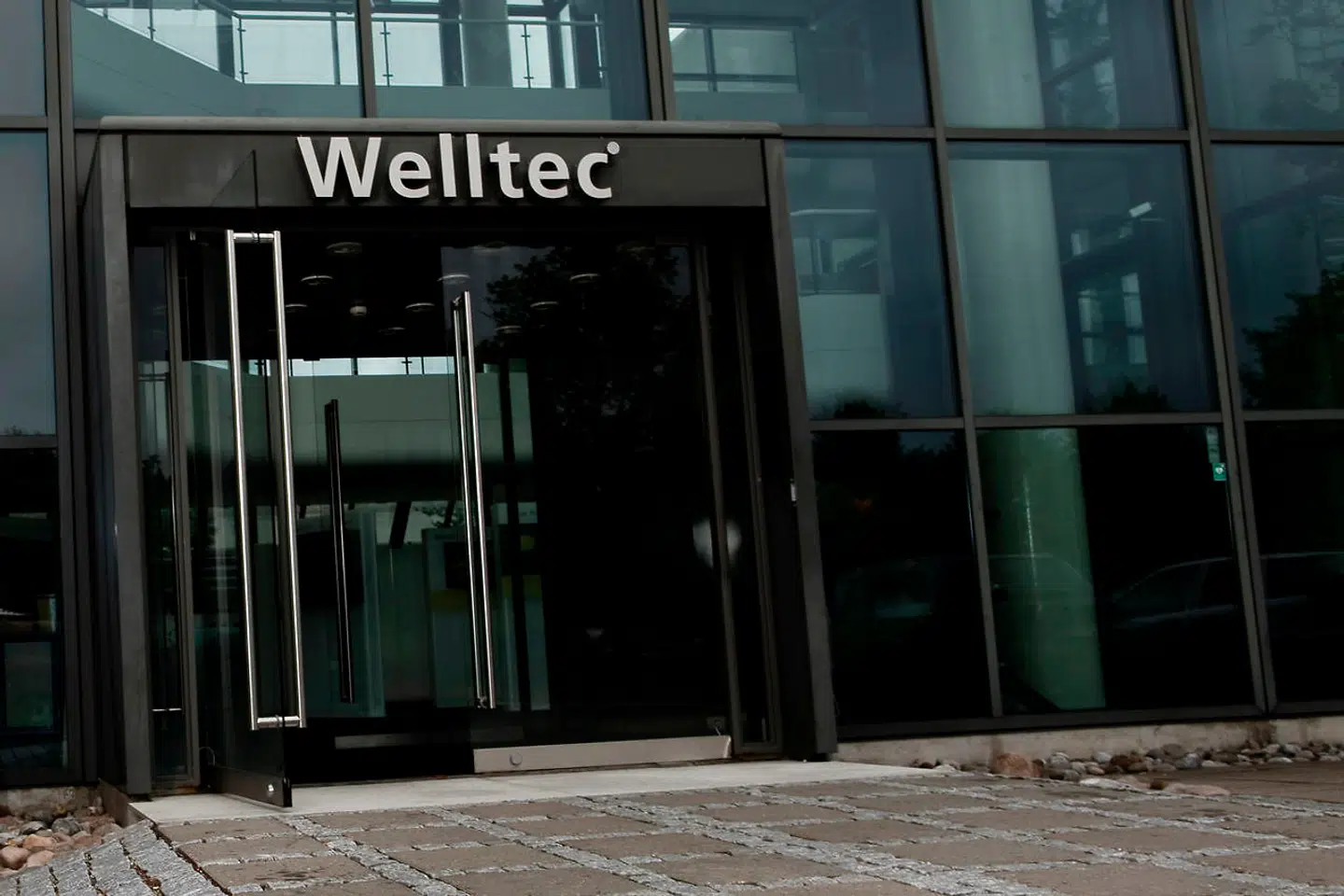 Det danske robot- og olieselskab Welltec har siden 2010 har haft et russisk datterselskab, som i dag har 70 ansatte. Og lige nu føler de sig låst fast i Rusland af EUs sanktioner på den ene side og Ruslands på den anden.