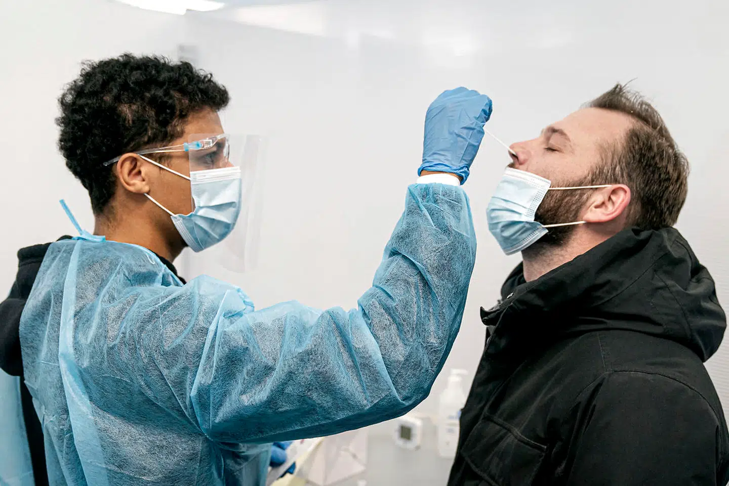 Stat, regioner og kommuner har indkøbt for 12,83 milliarder kroner uden udbud i løbet af den to år lange coronaepidemi, skriver Politiken.