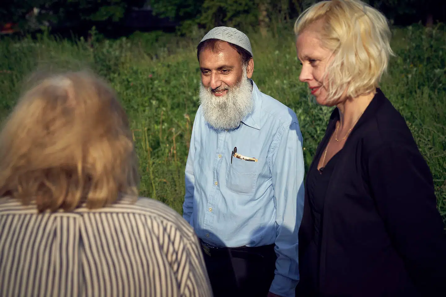 11 beboerne i Mjølnerparken fører nu sag mod Indenrigs- og Boligministeriet. Blandt dem er beboerformand Muhammad Aslam og Majken Felle. Med ryggen til ses beboernes næstformand, Janni Milsted.